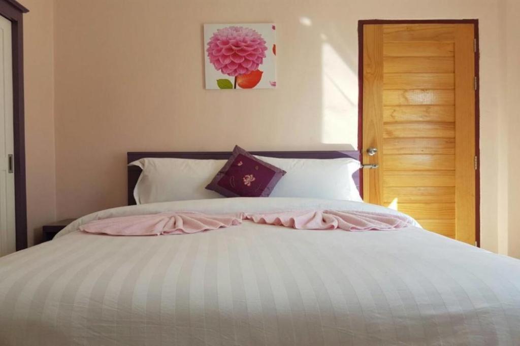 V-House Hotel Trang Bagian luar foto